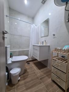 ein Badezimmer mit Badewanne, Toilette und Waschbecken in der Unterkunft Apartment in the heart of the city 5G in Larisa