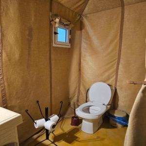 Koupelna v ubytování Erg Chebbi Romantic Desert Camp