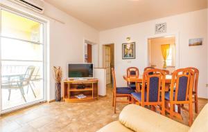 Telewizja i/lub zestaw kina domowego w obiekcie 2 Bedroom Awesome Apartment In Banjol