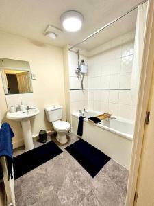 Koupelna v ubytování 17 FWC 2 Bedroom Apartment, Central Swindon, Secure Parking, Sleeps 5