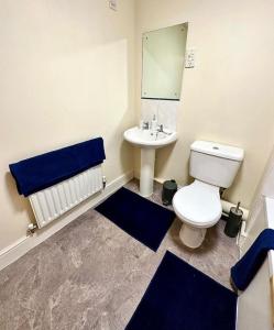 Koupelna v ubytování 17 FWC 2 Bedroom Apartment, Central Swindon, Secure Parking, Sleeps 5 + 12 fotografií