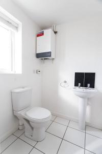 ブリストルにあるOverdrive rd - Long Stay Contractors by ShortStayUKのトイレと洗面台を備えた白いバスルーム +23枚の写真