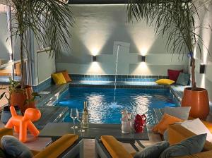 a swimming pool in a room with a table and chairs at Hotel Windsor Mendoza in Mendoza