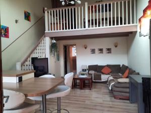 una sala de estar con un sofá y una mesa en 70 M2 Maison Moderne 3 étoiles TARIFS 2026, en Saint Pierre La Mer