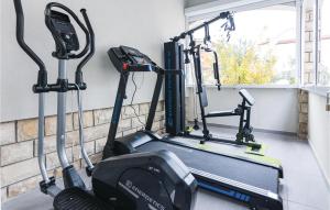 Spordikeskus ja/või sportimisvõimalused majutusasutuses Beautiful Home In Vir With Wifi