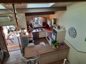 - une vue de tête sur une cuisine avec une table et des chaises dans l'établissement 70 M2 Maison Moderne 3 étoiles TARIFS 2026, à Saint Pierre La Mer