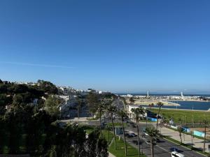 vistas a un aparcamiento y al océano en R&S Marina Bay Tanger Marsa, en Tánger