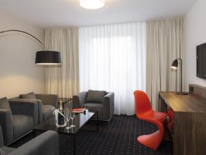 TV a/nebo společenská místnost v ubytování Victor's Residenz-Hotel München