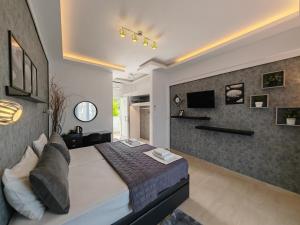 A television and/or entertainment centre at Hotel Valerios
