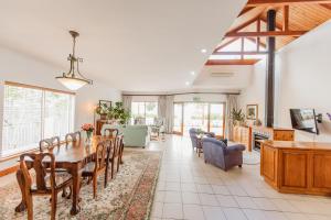 Μια τηλεόραση ή/και κέντρο ψυχαγωγίας στο 3-Bedroom Penthouse in Stellenbosch for 5 Guests with Stunning Mountain Views