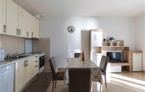 Kuchyň nebo kuchyňský kout v ubytování One-Bedroom Apartment Klek With Sea View 02 + 15 fotografií