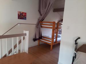 une pièce avec un escalier et une chaise dans l'établissement 70 M2 Maison Moderne 3 étoiles TARIFS 2026, à Saint Pierre La Mer
