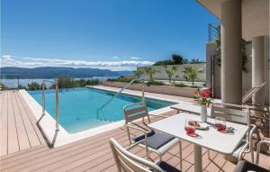 Bazén v ubytování Gorgeous Apartment In Plomin nebo v jeho okolí + 46 fotografií