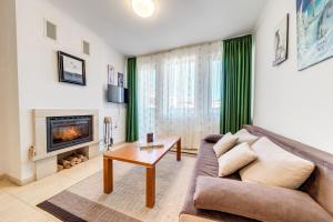 Posezení v ubytování By the Fireplace Cozy 2BD Flat with a nice view by Flat Mаnager