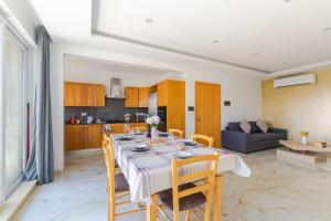 a dining room with a table and a kitchen at New Spacious Apartment 3 Bdr 2 Bth Bugibba S in St Paul's Bay