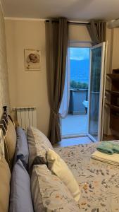 una camera da letto con un letto e una porta scorrevole in vetro di Paradiso sul lago a Valle Verde