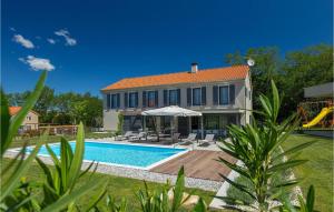 une villa avec piscine et une maison dans l'établissement Villa Povetica, à Poreč 50 autres photos