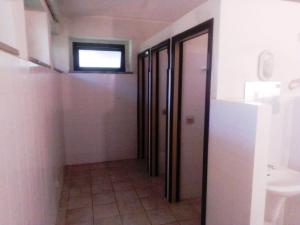 ein Badezimmer mit Toilette und Waschbecken in der Unterkunft Nuraghe Ruiu Piazzole campeggio Blue Holiday in Norbello