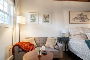 Charming Studio in Taylors by Brick and Home的休息区