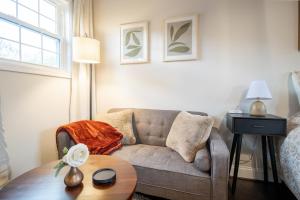 Charming Studio in Taylors by Brick and Home的休息区