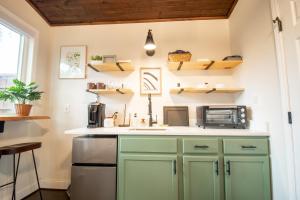Charming Studio in Taylors by Brick and Home的厨房或小厨房