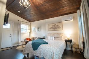 TaylorsCharming Studio in Taylors by Brick and Home的带床和木质天花板的卧室