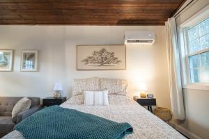 Charming Studio in Taylors by Brick and Home客房内的一张或多张床位