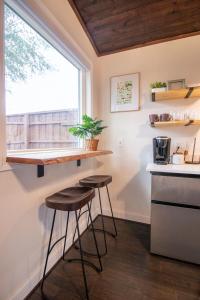 Charming Studio in Taylors by Brick and Home的厨房或小厨房
