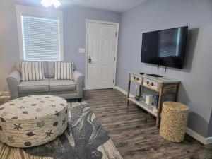 un soggiorno con un divano e una TV di 5313 Viking a Pensacola