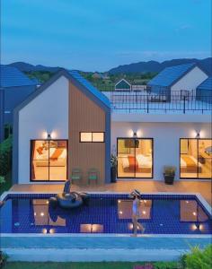 Pong TalongにあるNordic Hearth Pool Villa KhaoYaiのスイミングプール付きの家屋