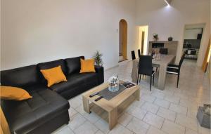 ein Wohnzimmer mit Sofa und Tisch in der Unterkunft 3 Bedroom Cozy Home In Mormoiron in Mormoiron