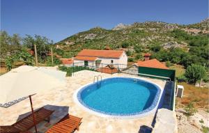 Bazén v ubytování Holiday Home Podorah I nebo v jeho okolí