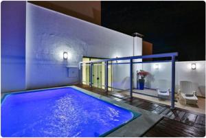 a large blue swimming pool in a house at MG Apto com cozinha in Cuiabá
