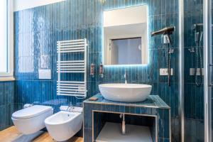 een badkamer met een wastafel, een toilet en een spiegel bij Fantini Rooms-Monti in Rome +38 foto's