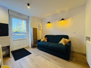 a living room with a couch and a window at Petite merveille in Vittel