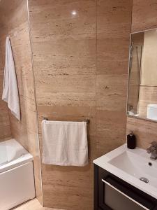 a bathroom with a white sink and a mirror at Piso céntrico en zona monumental de Antequera in Antequera
