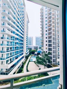 vistas a la piscina desde el balcón de un edificio en Azure Staycation by Oveecation Suites, en Manila 19 fotos más