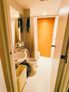 un baño con inodoro y lavabo en Azure Staycation by Oveecation Suites, en Manila