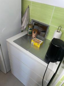 eine Arbeitsplatte mit Essen darüber in der Unterkunft Apartment Wien in Wien + 15 Fotos