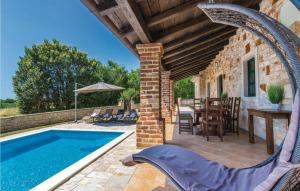 een terras met een zwembad en een tafel en stoelen bij Villa Celine Istria in Radetići