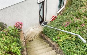 un conjunto de escaleras que conducen a una casa con flores en 2 Bedroom Nice Apartment In Schwerin, en Schwerin