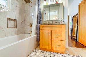 ein Badezimmer mit Badewanne, Waschbecken und Spiegel in der Unterkunft Urban San Francisco Retreat Stunning City Views! in San Francisco + 21 Fotos