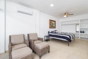 1 dormitorio con 1 cama, 1 silla, 1 cama y 1 sofá en Casa Danny 1, en Puerto Vallarta
