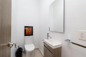 Un baño blanco con inodoro y lavabo. en Casa Danny 1, en Puerto Vallarta 17 fotos más