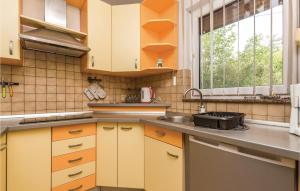 Kuchyňa alebo kuchynka v ubytovaní 2 Bedroom Beautiful Home In Rijeka