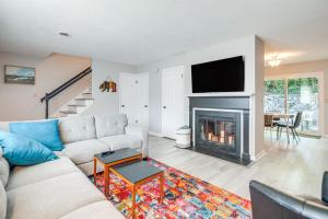 Χώρος καθιστικού στο Walk to Main St Hendersonville Chic Home with Yard