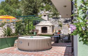 Vonkajšia záhrada v ubytovaní Two-Bedroom Holiday Home In Stasevica
