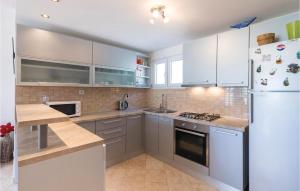 Kuchyňa alebo kuchynka v ubytovaní Two-Bedroom Holiday Home In Stasevica