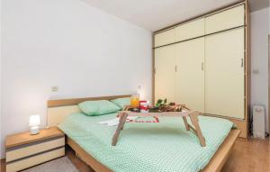 Posteľ alebo postele v izbe v ubytovaní 2 Bedroom Beautiful Home In Rijeka