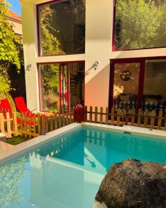 una piscina davanti a una casa di Bloom Cottage I - Sintra montain a Sintra